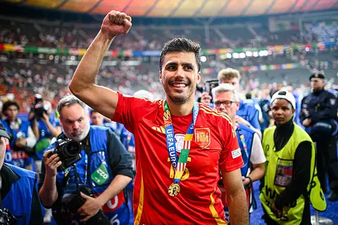 Rodri ocenił decyzje sędziego w derbach. „Kang-in Lee mógł zobaczyć czerwoną kartkę”