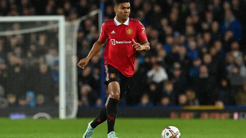 Casemiro odpiera ciosy Carraghera i zachowuje dystans