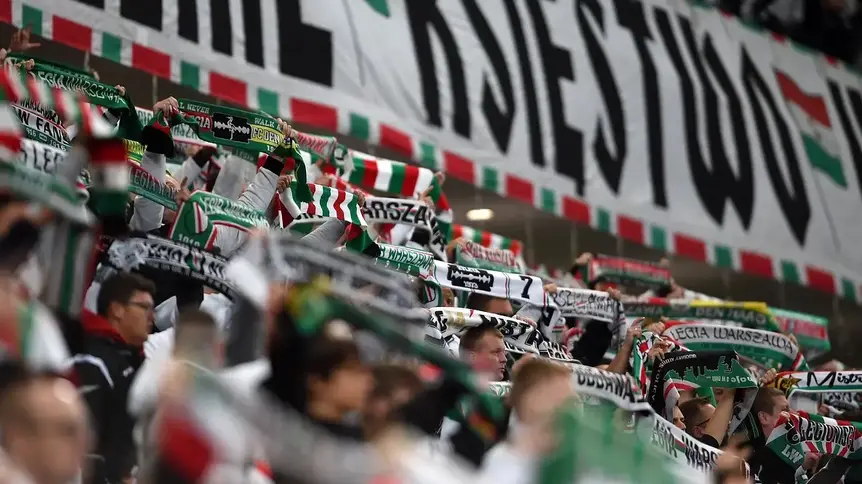 Stadion piłkarski: co można wnieść, a co lepiej zostawić?