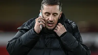 Gary Neville krytykuje defensywę Man Utd: "Niszczą ich w obronie"