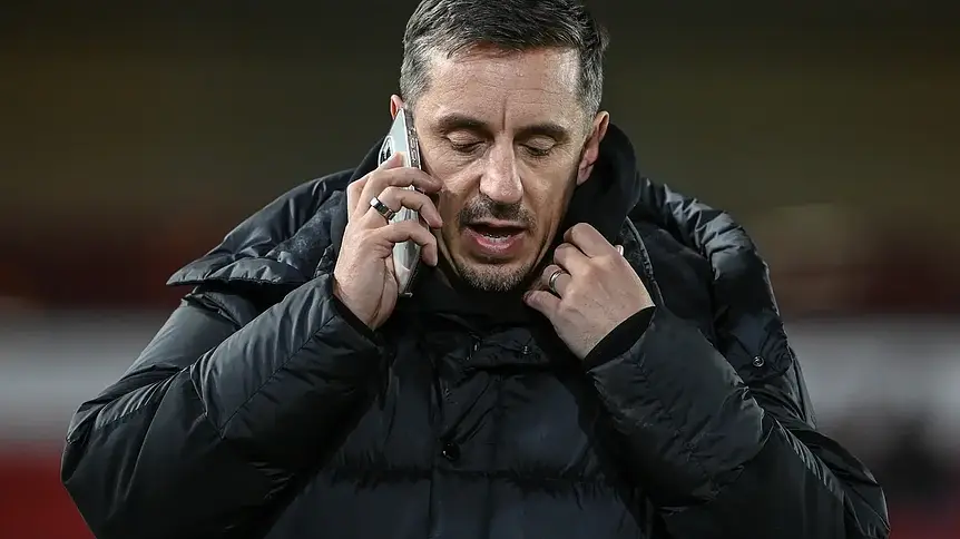 Gary Neville krytykuje defensywę Man Utd: "Niszczą ich w obronie"
